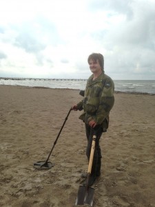 Ken Jörgensen med metalldetektor och spade på stranden