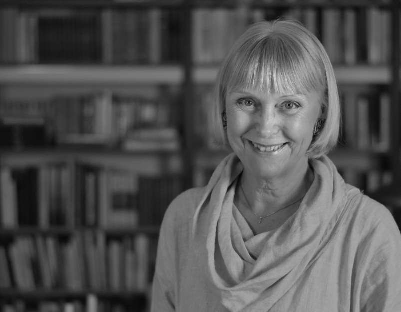 Porträtt av Eva Bergengren, december 2019, litterär konsult Eva Bergengren porträtt. Bokhylla i bakgrunden.
